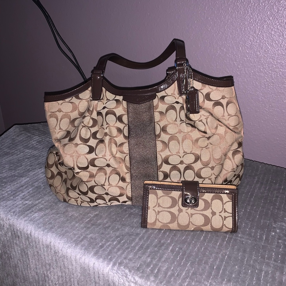 Authentic Coach Signature 12cm Devin Handbag